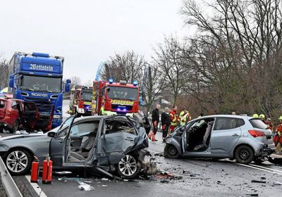 مصرع 3 أشخاص في اصطدام سيارة بشجرة بألمانيا