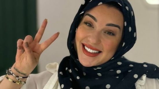 الإعلامية أسما شريف منير تعلن ارتداءها الحجاب