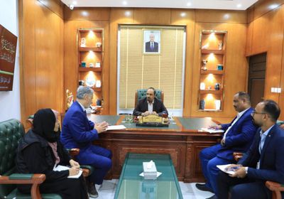 محافظ حضرموت يناقش مع وفد صندوق السكان التعاون الثنائي