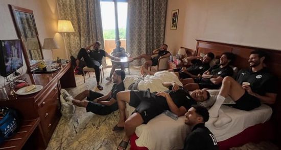 بصورة "فيلم ثقافي".. محمد صلاح يثير الجدل في معسكر منتخب مصر