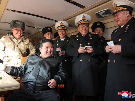 كيم يشرف على اختبار محرك صاروخي جديد