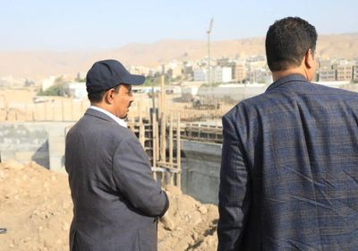 محافظ حضرموت يتفقد الأعمال الإنشائية في جسر المنورة 