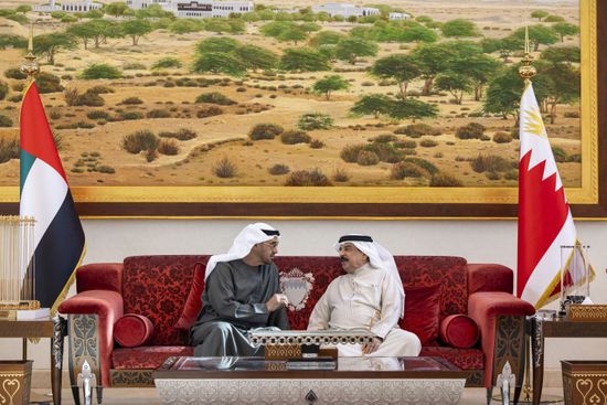 الشيخ محمد بن زايد وملك البحرين يبحثان علاقات البلدين والتطورات الإقليمية