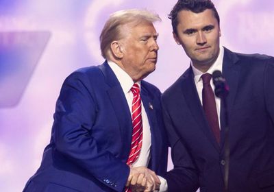 تعرض لمحاولة اغتيال.. وفاة المحافظ الأمريكي تشارلي كيرك