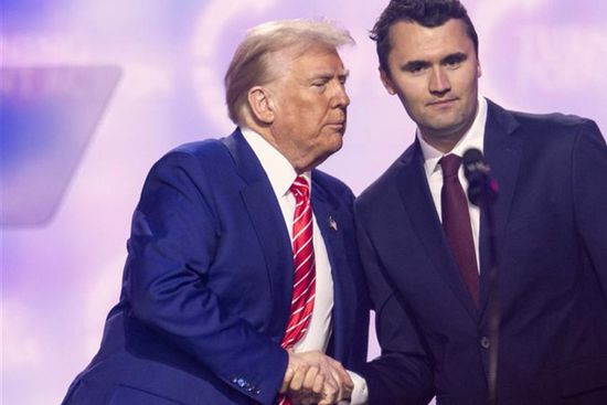 تعرض لمحاولة اغتيال.. وفاة المحافظ الأمريكي تشارلي كيرك