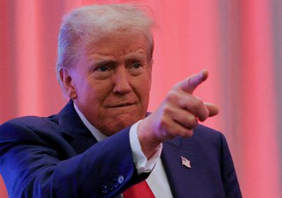 قاض اتحادي يوقف قيود فرضها ترامب على المهاجرين