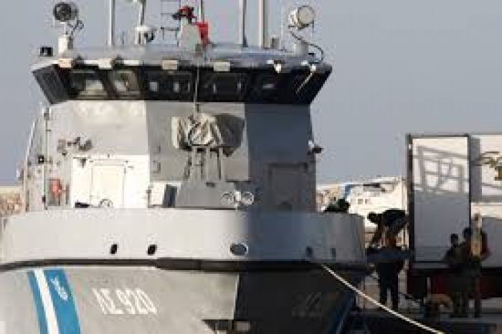 طاقم يبحث عن مصائد الأخطبوط غير القانونية في اليونان