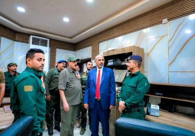 الرئيس الزُبيدي يتفقد إدارة أمن العاصمة عدن ويثمن نجاحاتها