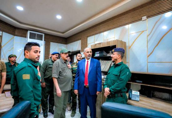 الرئيس الزُبيدي يتفقد إدارة أمن العاصمة عدن ويثمن نجاحاتها