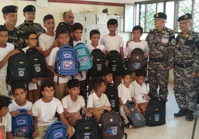 قوات حرس المنشآت توزع الحقائب على طلاب عدن وأبين