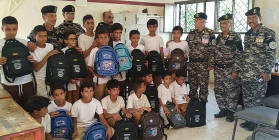 قوات حرس المنشآت توزع الحقائب على طلاب عدن وأبين