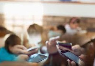حظر الهواتف المحمولة في مدارس فنلندا يعزز التواصل بين التلاميذ