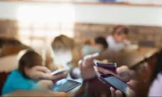 حظر الهواتف المحمولة في مدارس فنلندا يعزز التواصل بين التلاميذ