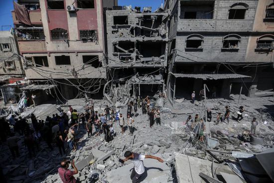 قوات الاحتلال تواصل قصف العمارات السكنية بغزة