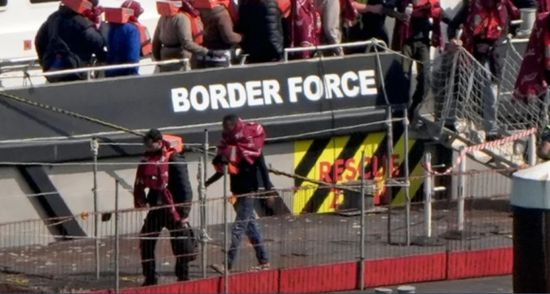 بموجب اتفاق.. بريطانيا تعيد مهاجرين إلى فرنسا