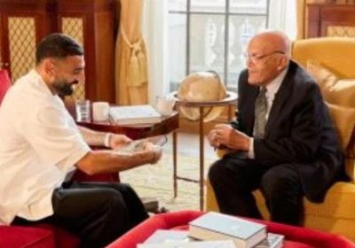 محمد صلاح ينشر صورة مع جراح القلب المصري مجدى يعقوب