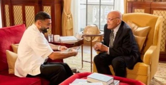 محمد صلاح ينشر صورة مع جراح القلب المصري مجدى يعقوب