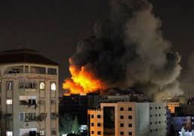 الاحتلال يقصف 30 بناية سكنية بغزة