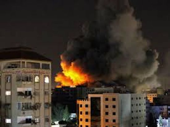 الاحتلال يقصف 30 بناية سكنية بغزة
