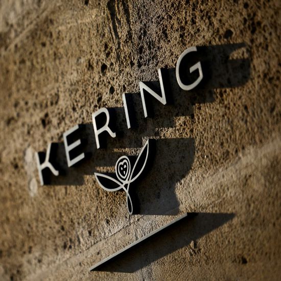 "كيرينج" تؤجل الاستحواذ الكامل على "فالنتينو" حتى عام 2028