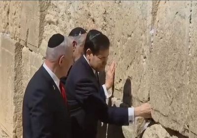 برفقة نتنياهو.. وزير الخارجية الأمريكي يزور حائط البراق في القدس