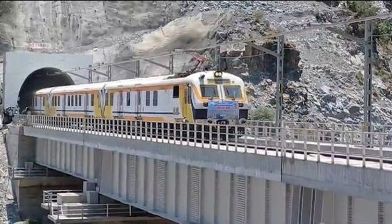 الهند تعزز حدودها الشمالية الشرقية بالسكك الحديدية