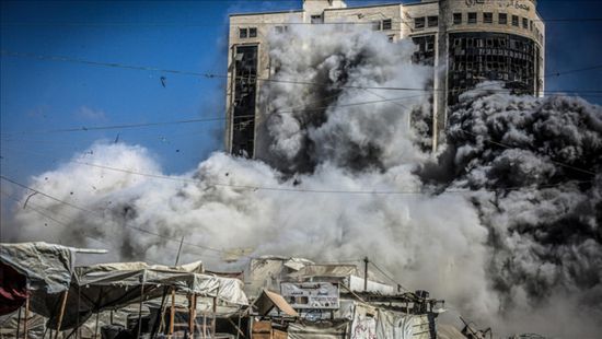 الاحتلال يفجر مدرعات مفخخة بين المنازل بغزة