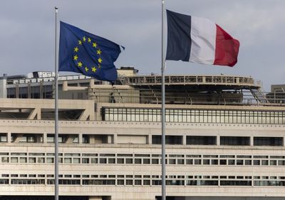 وكالة فيتش تخفض تصنيف فرنسا الائتماني بسبب الاضطراب السياسي