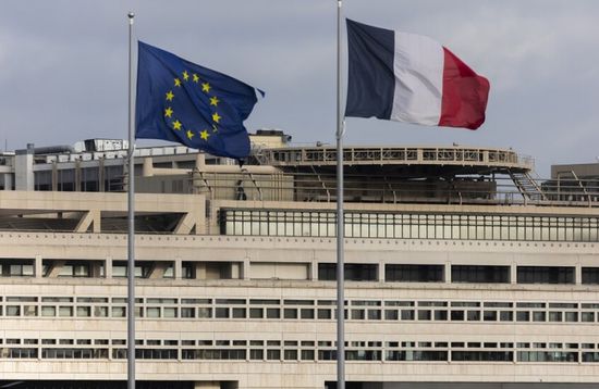 وكالة فيتش تخفض تصنيف فرنسا الائتماني بسبب الاضطراب السياسي