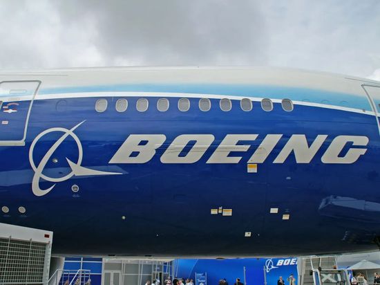 عمال مجمع بوينج الدفاعي يواصلون الإضراب