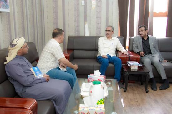 محافظ شبوة يتلقى تقريرا حول نشاط السلطة المحلية في عتق