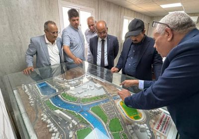 محافظ حضرموت يتابع سير أعمال مشروع خور المكلا السياحي