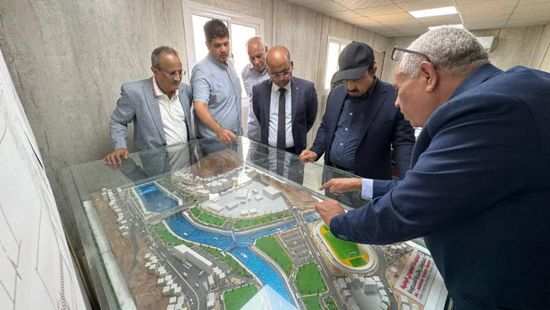 محافظ حضرموت يتابع سير أعمال مشروع خور المكلا السياحي