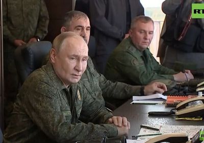 بوتين يظهر بالزي العسكري في مناورات حربية ضخمة