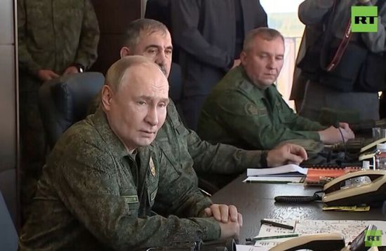 بوتين يظهر بالزي العسكري في مناورات حربية ضخمة