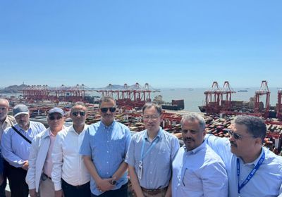 بزيارة رسمية.. محافظ عدن يتفقد ميناء يانغشان الصيني