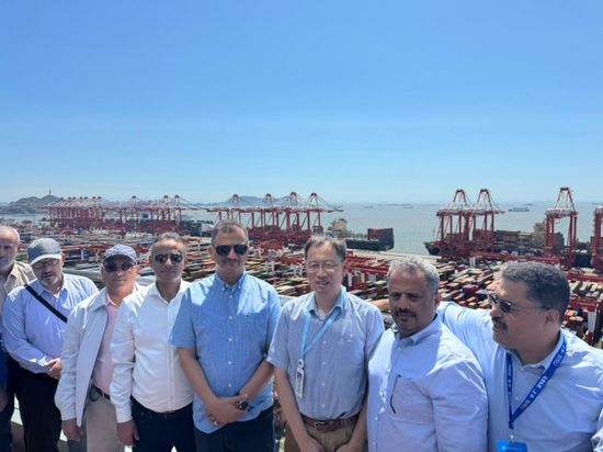 بزيارة رسمية.. محافظ عدن يتفقد ميناء يانغشان الصيني