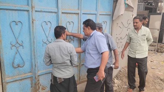 استمرار حملة إغلاق المحال التجارية المخالفة في المنصورة