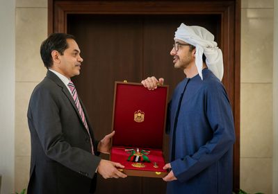 رئيس الإمارات يمنح سفير الهند وسام زايد الثاني