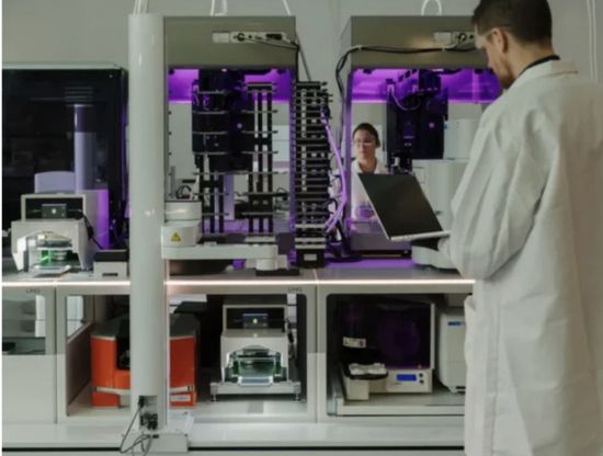 تقييم "ليلا ساينسز" للذكاء الاصطناعي يسجل مليار دولار