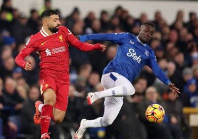 ليفربول المتصدر يستضيف إيفرتون المتطور في قمة مرسيسايد