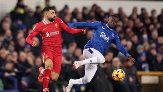 ليفربول المتصدر يستضيف إيفرتون المتطور في قمة مرسيسايد