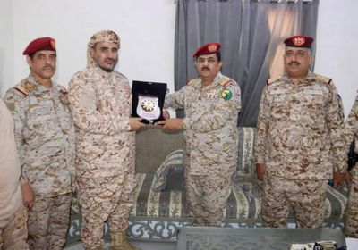 الداعري يمنح قائد "ألوية العمالقة" درع وزارة الدفاع