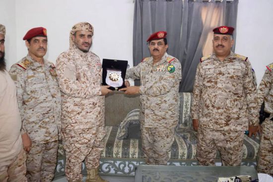 الداعري يمنح قائد "ألوية العمالقة" درع وزارة الدفاع