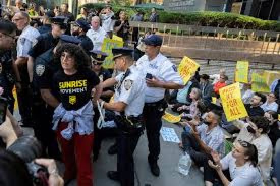 تفاصيل اعتقال ديمقراطيين من ولاية نيويورك بعد احتجاج ضد إدارة الهجرة