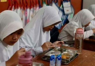 إصابة أكثر من 800 طالب بتسمم غذائي بعد تناول وجبات في إندونيسيا