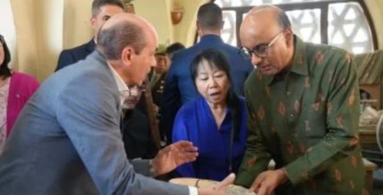 بجولة لمركز الحرف.. الرئيس السنغافوري يبدأ زيارته إلى مصر