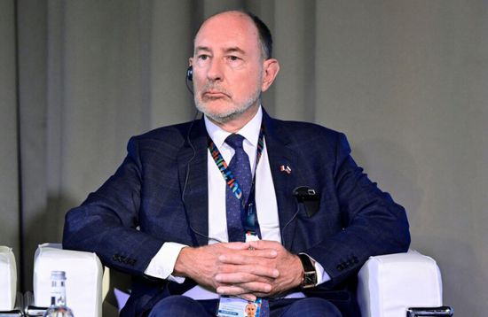 أوكرانيا تفرض عقوبات على حفيد الرئيس الفرنسي الأسبق