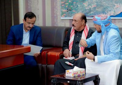 محافظ شبوة وهيئة المصائد يناقشان سبل تطوير القطاع السمكي