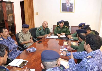 مدير أمن ساحل حضرموت يناقش الاحتياجات التموينية واللوجستية
